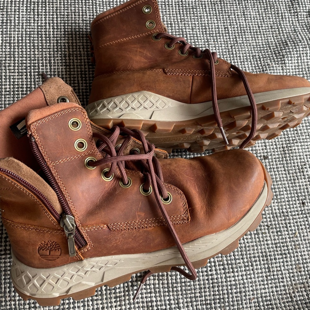GENUINE TIMBERLAND Mens size 8.5 leather boots.  Bought new for my teenage son